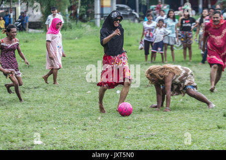 Medan, nel nord di Sumatra, Indonesia. 17 Ago, 2017. Uomini indonesiani giocare a calcio con abbigliamento femminile durante la celebrazione di Indonesia 72giorno dell indipendenza nazionale il 17 agosto 2017 a Medan, Indonesia. L'Indonesia è diventata uno Stato indipendente il 17 agosto 1945, in precedenza sotto olandese regola coloniale con vari tipi di giochi di intrattenimento per contrassegnare la propria indipendenza. Credito: Ivan Damanik/ZUMA filo/Alamy Live News Foto Stock