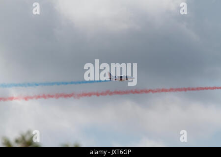 Biggin Hill, Regno Unito. 17 Ago, 2017. Patrouille de France pratiche su Biggin Hill prima al Festival di Volo Volo Airshow visualizzare questo fine settimana. Credito: Keith Larby/Alamy Live News Foto Stock