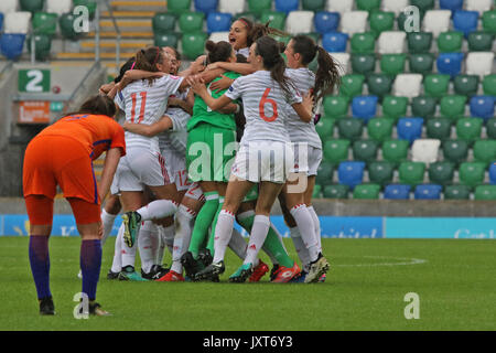 Belfast, Irlanda del Nord. 17 Ago, 2017. Stadio Nazionale a Windsor Park, femminile UEFA sotto-19 campionato - Semi-Final 1 - Paesi Bassi 2 Spagna 3. Spagna le donne celebrare come loro sconfitta Paesi Bassi per rendere la finale. Credito: David Hunter/Alamy Live News Foto Stock