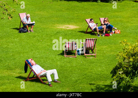 Bagno, Somerset, Regno Unito. 17 Ago, 2017. Regno Unito Meteo. Persone godetevi il sole e un gelato in parata giardini nel centro della città termale. Credito: Richard Wayman/Alamy Live News Foto Stock