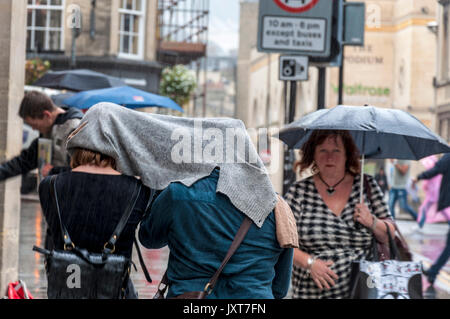 Bagno, Somerset, Regno Unito. Il 17 agosto 2017. Dopo una giornata di bel tempo un improvviso e prolungato acquazzone colpisce il impreparato e ben preparati simili nelle città termale. Credito: Richard Wayman/Alamy Live News Foto Stock