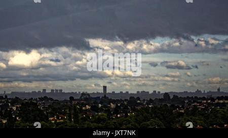 Glasgow, Scotland, Regno Unito. 17 Ago, 2017. Regno Unito Meteo. Acquazzone torrenziale da una tempesta di scatto inondazioni western Glasgow e mostra una skyline di Gotham grafica del west end come il lato orientale della città gode di una posizione più luminosa di sera presto. Credito: gerard ferry/Alamy Live News Foto Stock