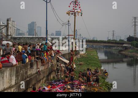 Centro di Jakarta, Jakarta, Indonesia. 17 Ago, 2017. Uomini indonesiano nel tentare di salire sulla cima di un palo ingrassato chiamato panjat pinang per ottenere i premi legati al top il 17 agosto 2017 a Jakarta, Indonesia. Città e villaggi di tutta l'Indonesia ha celebrato il paese della 72anniversario dell indipendenza con i giochi tradizionali, musica e bandiera sollevamento cereamonies. L'Indonesia ha ottenuto l'indipendenza dalla norma olandese il 17 agosto 1945. Credito: Afriadi Hikmal/ZUMA filo/Alamy Live News Foto Stock