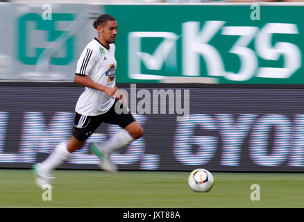 Budapest, Ungheria. 17 Ago, 2017. David Williams di Swietelsky Haladas controlla la sfera durante l'Ungherese Banca OTP Liga match tra Ferencvarosi TC e Swietelsky Haladas a Groupama Arena il 17 agosto 2017 a Budapest, Ungheria. Credito: Laszlo Szirtesi/Alamy Live News Foto Stock