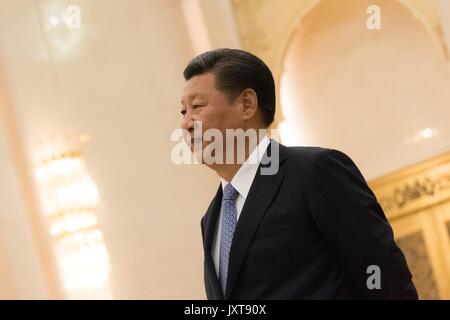 Pechino, Cina. 17 Ago, 2017. Il presidente cinese Xi Jinping attende di dare il benvenuto a U.S. Presidente del Joint Chiefs gen. Giuseppe Dunford per un incontro bilaterale tenutosi presso la Grande Sala del Popolo Agosto 17, 2017 a Pechino, in Cina. Dunford è in Cina per discutere di disinnescare la situazione in Corea del Nord. Credito: Planetpix/Alamy Live News Foto Stock