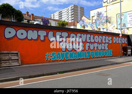 Bristol, Regno Unito. 17 Agosto, 2017. Nuovo graffiti viene visualizzato come parte della campagna per salvare Hamilton House in Stokes Croft area della città. Hamilton House è un ex ufficio blocco che serve come una comunità mozzo e offre studio e spazio in ufficio per oltre 200 piccole imprese, ma il suo futuro è attualmente in dubbio che i proprietari del palazzo hanno annunciato piani per sviluppare e intendiamo raccogliere vacante in possesso. Keith Ramsey/Alamy Live News Foto Stock