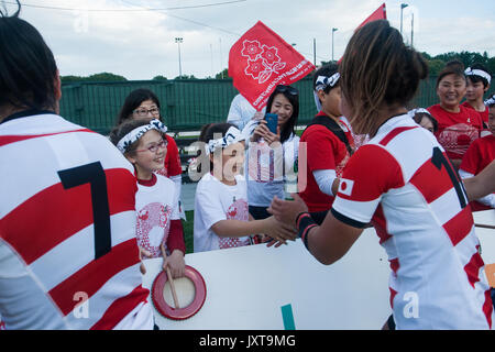 Dublino, Irlanda. Il 17 agosto 2017. Il team giapponese riconosce i loro fan per il loro supporto dopo la loro partita contro l'Australia a la donna della Coppa del Mondo di Rugby a Billings Park UCD, Dublino. FT: Australia 29 - 15 il Giappone. Credito: Elsie Kibue / Alamy Live News Foto Stock