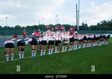 Dublino, Irlanda. Il 17 agosto 2017. Il team giapponese riconosce i loro fan per il loro supporto dopo la loro partita contro l'Australia a la donna della Coppa del Mondo di Rugby a Billings Park UCD, Dublino. FT: Australia 29 - 15 il Giappone. Credito: Elsie Kibue / Alamy Live News Foto Stock