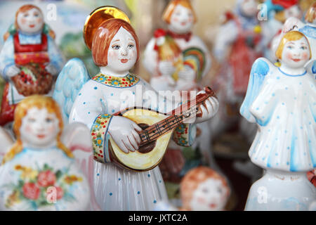 Desk al mercato delle pulci: tradizionale russo ceramiche fatte a mano uomo Bambola angelo giocando mandolino Foto Stock