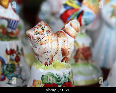 Desk al mercato delle pulci: tradizionale russo ceramica artigianale bambola cat Foto Stock