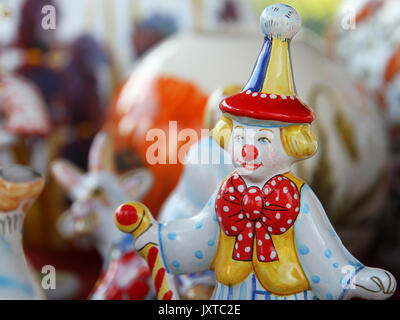 Desk al mercato delle pulci: tradizionale russo ceramica artigianale bambola clown Foto Stock