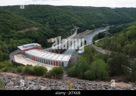 Il Dalesice pompato- Archiviazione centrale idroelettrica sul fiume Jihlava nella Repubblica ceca nella giornata d'estate. Foto Stock