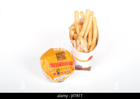 Burger King Double Cheeseburger e patatine fritte di grandi dimensioni su sfondo bianco, tagliato fuori. Stati Uniti d'America Foto Stock