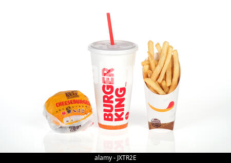 Burger King pasto di doppio cheeseburger in involucro con una grande patatine fritte e bere con paglia su sfondo bianco, isolata. Stati Uniti d'America Foto Stock