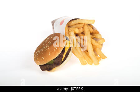 Burger King double cheeseburger e patatine fritte su sfondo bianco, isolata. Stati Uniti d'America Foto Stock