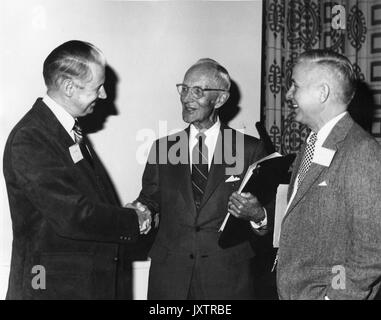 Alonzo Decker, Hays Watkins, Robert Harvery, Campagna per Johns Hopkins Candida foto di gruppo presso il Greenbrier, Decker presso il centro si stringono la mano con Watkins, Harvey è a destra del Decker, 1983. Foto Stock