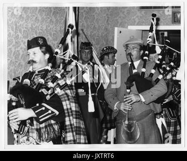 Campagna per la Johns Hopkins Candid Shot, Bagpipers marciare nel Greenbrier, 1983. Foto Stock