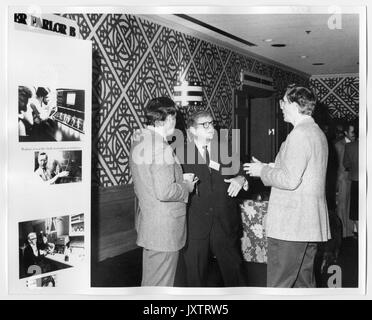 Campagna per la Johns Hopkins Candid Shot, tre uomini non identificati in piedi da un display Hopkins al Greebrier, 1983. Foto Stock