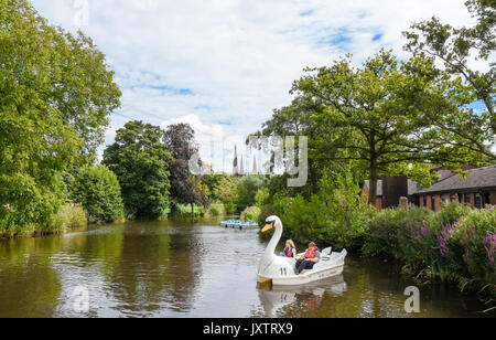 Cattedrale Lichfeld visto dal faro Park, Lichfield, Staffordshire, Regno Unito. Per coloro che godono di una calda giornata d'estate sul peddle barche al Beacon Park. Foto Stock