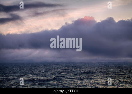 Mare di Kara (bacino dell Oceano Artico) in alta artico (Novaya Zemlya arcipelago). Il vecchio nome del Mare di Kara - cantina di ghiaccio, ma ora nessun ghiaccio Foto Stock