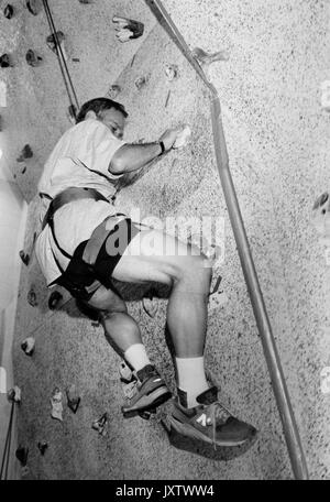 Michael Rubens Bloomberg, Candid shot, Bloomberg sta scalando una parete da arrampicata al coperto, circa 47 anni, 1997. Foto Stock