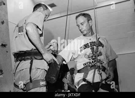 Michael Rubens Bloomberg, Candid shot, Bloomberg si prepara a salire su una parete di arrampicata, circa 47 anni, 1997. Foto Stock