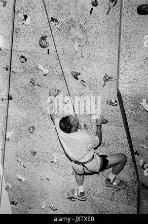 Michael Rubens Bloomberg, colpo schifoso, Bloomberg sta scalando una parete da arrampicata, circa 47 anni, 1997. Foto Stock