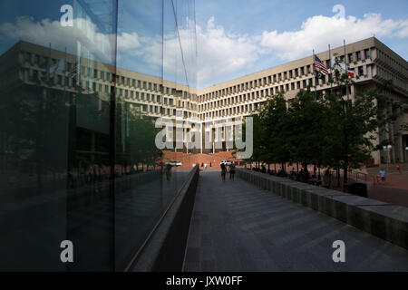 Il municipio si riflette nel governo centrale stazione metropolitana Municipio Plaza Boston Massachusetts Foto Stock