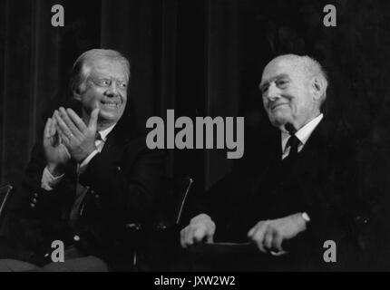 Albert Schweitzer Prize for Humanitarism, James Earl Carter, Jr [Jimmy], h c Alfred Toepfer, Candid Photograph, Carter (a sinistra) applaudendo come Toepfer viene riconosciuto, 1987. Foto Stock
