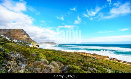 La lunga spiaggia e nebbioso scogliere sulla costa occidentale della Penisola del Capo tra Cape Point e il villaggio Kommetjie nella Penisola del Capo Foto Stock