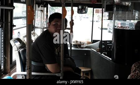 All interno del governo Bus #1 Chinatown Tha Thian Pier a Charoen Krung Soi 111 Bangkok in Thailandia Foto Stock