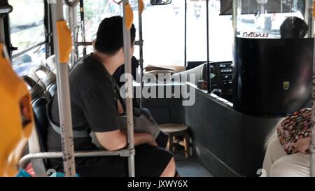 All interno del governo Bus #1 Chinatown Tha Thian Pier a Charoen Krung Soi 111 Bangkok in Thailandia Foto Stock