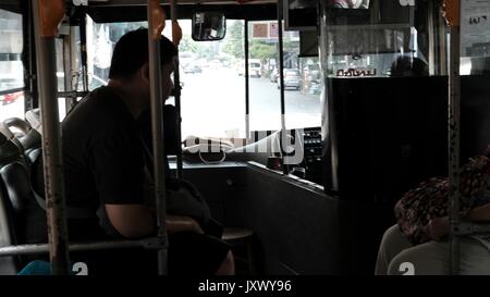 All interno del governo Bus #1 Chinatown Tha Thian Pier a Charoen Krung Soi 111 Bangkok in Thailandia Foto Stock