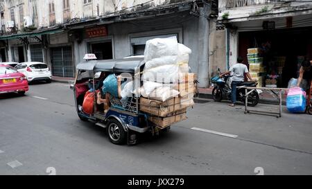 Tuk Tuks sam lor taxi che lavora per i Thailandesi locali giorno per giorno la vita Chinatown Bangkok in Thailandia Foto Stock