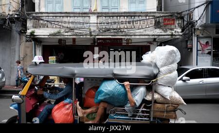 Tuk Tuks sam lor taxi che lavora per i Thailandesi locali giorno per giorno la vita Chinatown Bangkok in Thailandia Foto Stock