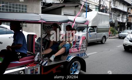 Tuk Tuks sam lor taxi che lavora per i Thailandesi locali giorno per giorno la vita Chinatown Bangkok in Thailandia Foto Stock