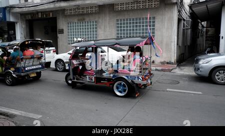 Tuk Tuks sam lor taxi che lavora per i Thailandesi locali giorno per giorno la vita Chinatown Bangkok in Thailandia Foto Stock