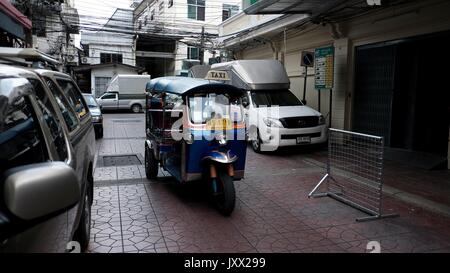 Tuk Tuks sam lor taxi che lavora per i Thailandesi locali giorno per giorno la vita Chinatown Bangkok in Thailandia Foto Stock