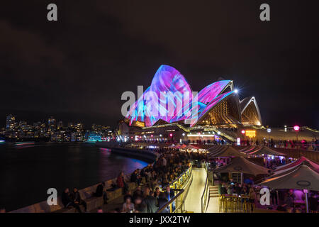 Il tramonto e la Skyline di notte a Sydney in Australia, Porto Victoria Foto Stock