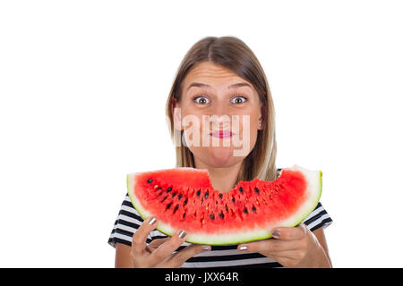 Immagine di un affamato giovane donna di mangiare una grande fetta di anguria delizioso su sfondo isolato Foto Stock
