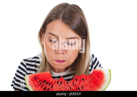 Immagine di un affamato giovane donna di mangiare una grande fetta di anguria delizioso su sfondo isolato Foto Stock