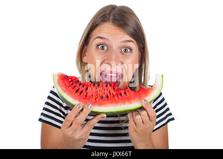 Immagine di un affamato giovane donna di mangiare una grande fetta di anguria delizioso su sfondo isolato Foto Stock