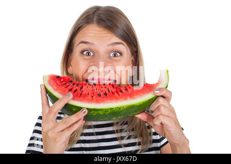 Immagine di un affamato giovane donna di mangiare una grande fetta di anguria delizioso su sfondo isolato Foto Stock