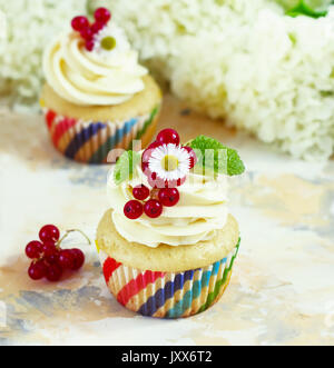 Dolce tortina con crema e frutti di bosco su uno sfondo luminoso. Foto Stock