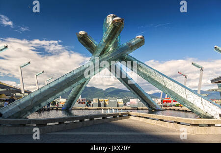 2010° Cauldron olimpico invernale al Jack Poole Plaza by Convention Center nel porto di Vancouver con lo skyline delle North Shore Mountains British Columbia Canada Foto Stock