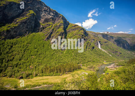 Cascata vicino al villaggio di Flam in Norvegia Foto Stock