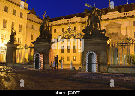 Vista notturna presso il Castello di Praga a Praga Repubblica Ceca con protezione in corrispondenza del cancello Foto Stock