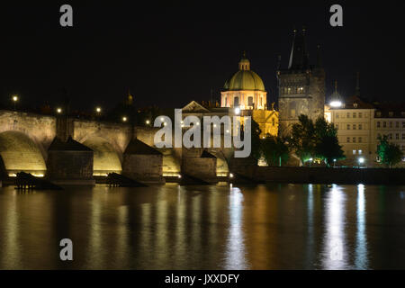 Vista notturna al Ponte Carlo (Karluv most) a Praga Repubblica Ceca dal lato di Kampa con il fiume Moldava Foto Stock