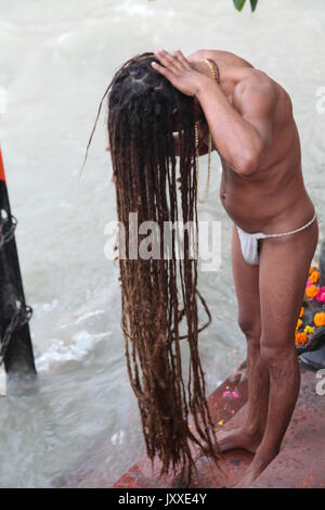 Capelli molto lunghi Swami indù, Sadhu Santo uomo, Sadhu, Swami, Babba, Sanskrit, Naga Sadhu, capelli molto lunghi, Varanasi, Haridwar, (Copyright © Saji Maramon) Foto Stock