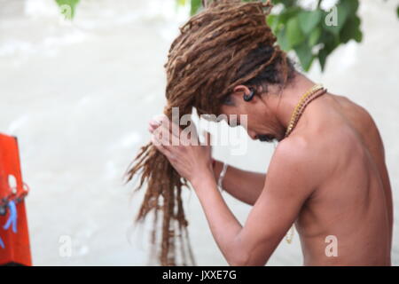 Capelli molto lunghi Swami indù, Sadhu Santo uomo, Sadhu, Swami, Babba, Sanskrit, Naga Sadhu, capelli molto lunghi, Varanasi, Haridwar, (Copyright © Saji Maramon) Foto Stock